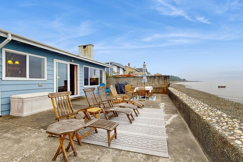 Waterfront cottage with bay views, patio, grill & washer/dryer