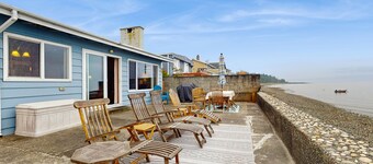 Waterfront cottage with bay views, patio, grill & washer/dryer