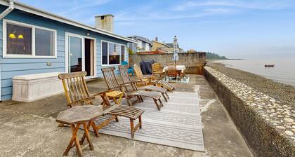 Waterfront cottage with bay views, patio, grill & washer/dryer