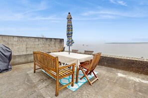 Outdoor dining - Waterfront cottage with bay views, patio, grill & direct beach access (Blaine)