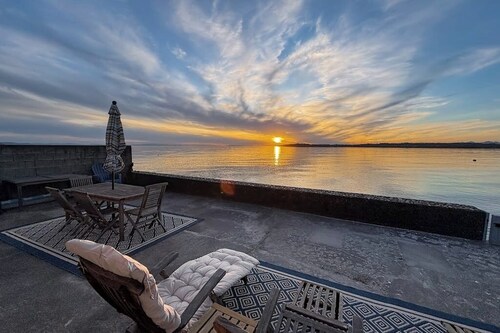 Waterfront cottage with bay views, patio, grill & direct beach access