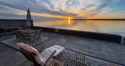 Waterfront cottage with bay views, patio, grill & direct beach access