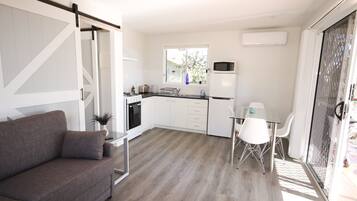 Cabaña superior | Cocina privada | Refrigerador con congelador, microondas, horno y parrilla de estufa