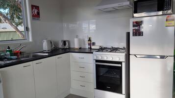 Cabaña de lujo | Cocina privada | Refrigerador con congelador, microondas, horno y parrilla de estufa