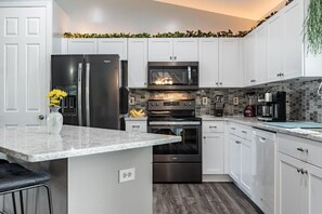 Fridge, microwave, oven, stovetop - Perfect Getaway, Winter or any time, Sunny, Clean, Spacious & Ideally Located! (Cape Coral)