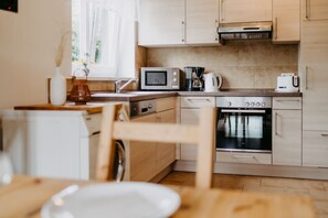 Frigorifero, microonde, forno, piano cottura