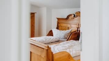 4 bedrooms, iron/ironing board, free WiFi, bed sheets