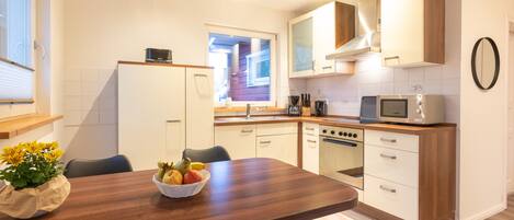 Køleskab, mikrobølgeovn, ovn, kogeplade