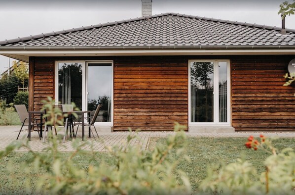 Outdoor dining - 'Haus Hilde Zarrentin' on Lake Schaalsee with Private Terrace & Garden (Zarrentin am Schaalsee)