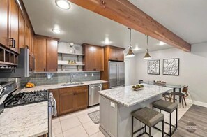 Private kitchen - Spacious Home in Heart of U+MED and Trail Systems (Anchorage)