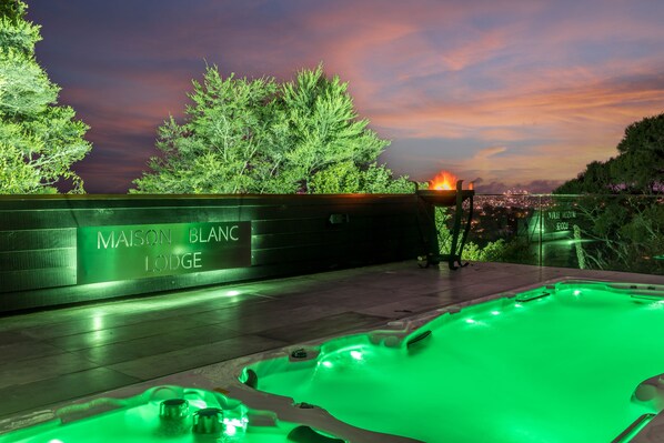 Utomhuspool och uppvärmd pool