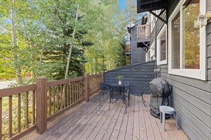 Outdoor dining - Spacious, bright Frisco 3BD 3BA with beautiful views 1 block from center of town (Frisco)