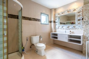 Shower, bidet, towels, toilet paper