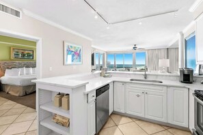 Kjøleskap, mikrobølgeovn, ovn og kokeplater