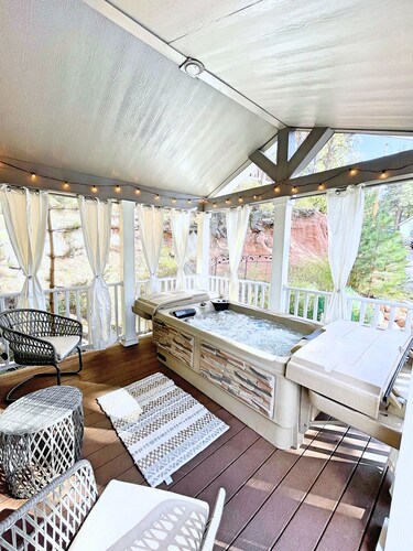 Boutique Tiny Home! Hot Tub near Pikes Peak