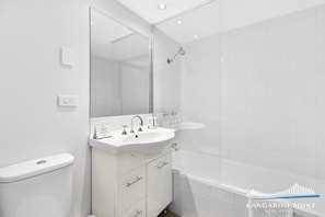 Shower, hair dryer, towels, soap - One Bedroom Unit In the Heart of Kangaroo Point (Kangaroo Point)