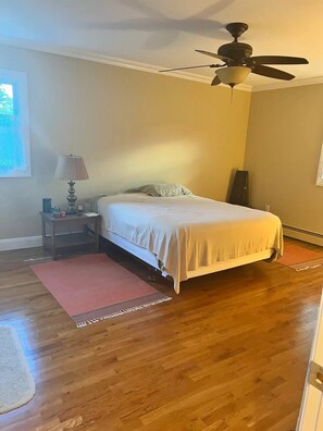 4 habitaciones, tabla de planchar con plancha y cuna de viaje 