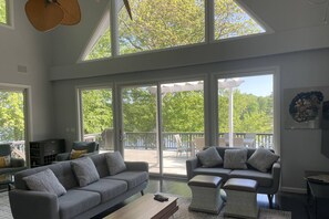 Smart TV, fireplace - Cottage at Sunny Day- Lakeside, views, kayak, dock (Newtown)