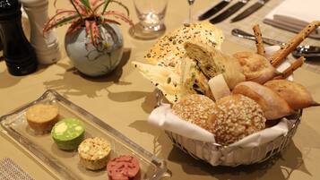 Daily self-serve breakfast (CNY 158 per person)