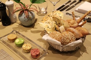 Daily self-serve breakfast (CNY 158 per person)