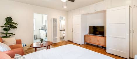 1 dormitori, caixa forta a l'habitació i planxa i posts de planxar