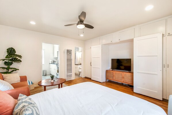 1 bedroom, in-room safe, iron/ironing board, free WiFi - Stroll to the Beach from your 2nd Street Studio (Long Beach)