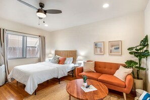 1 bedroom, in-room safe, iron/ironing board, free WiFi - Stroll to the Beach from your 2nd Street Studio (Long Beach)