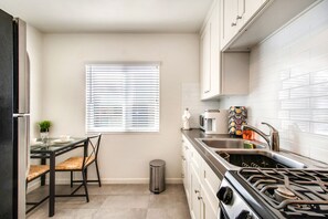 Fridge, microwave, oven, stovetop - Stroll to the Beach from your 2nd Street Studio (Long Beach)