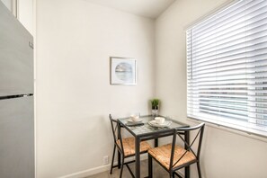 Dining - Stroll to the Beach from your 2nd Street Studio (Long Beach)