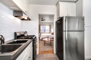 Fridge, microwave, oven, stovetop - Stroll to the Beach from your 2nd Street Studio (Long Beach)