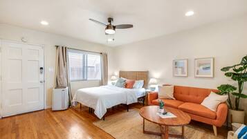 1 soveværelse, pengeskab på værelset, strygejern/strygebræt