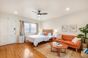 1 bedroom, in-room safe, iron/ironing board, free WiFi - Stroll to the Beach from your 2nd Street Studio (Long Beach)