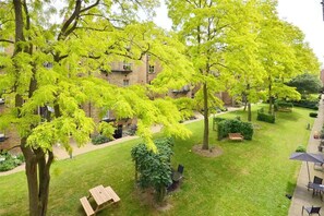Outdoor dining - LOVELY 3 BEDROOMS 2 BATH BALCONY MANSION BLOCK APARTMENT, MAIDA VALE, PADDINGTON (London)