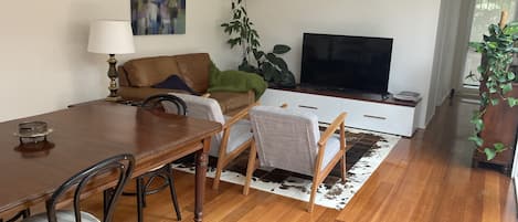 Een smart-tv, een open haard, een dvd-speler en boeken