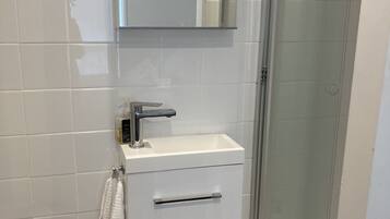 Combined shower/bathtub, hair dryer, towels, soap