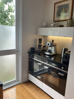Kühlschrank, Mikrowelle, Ofen, Herdplatte
