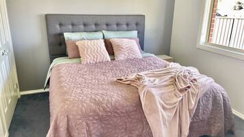 3 quartos, ferros/tábuas de passar roupa, berço de viagem