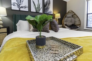 5 bedrooms, iron/ironing board, WiFi, bed sheets - Tropical 5BR Pool Beach House - 5min from Beaches! (Seminole)