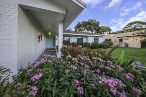 Property grounds - Tropical 5BR Pool Beach House - 5min from Beaches! (Seminole)