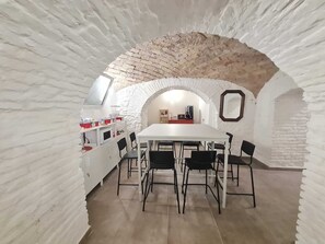 Tägliches Frühstück mit Selbstbedienung gegen Gebühr