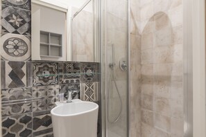 Basic Double Room | Bathroom | Shower, rainfall showerhead, hair dryer, towels