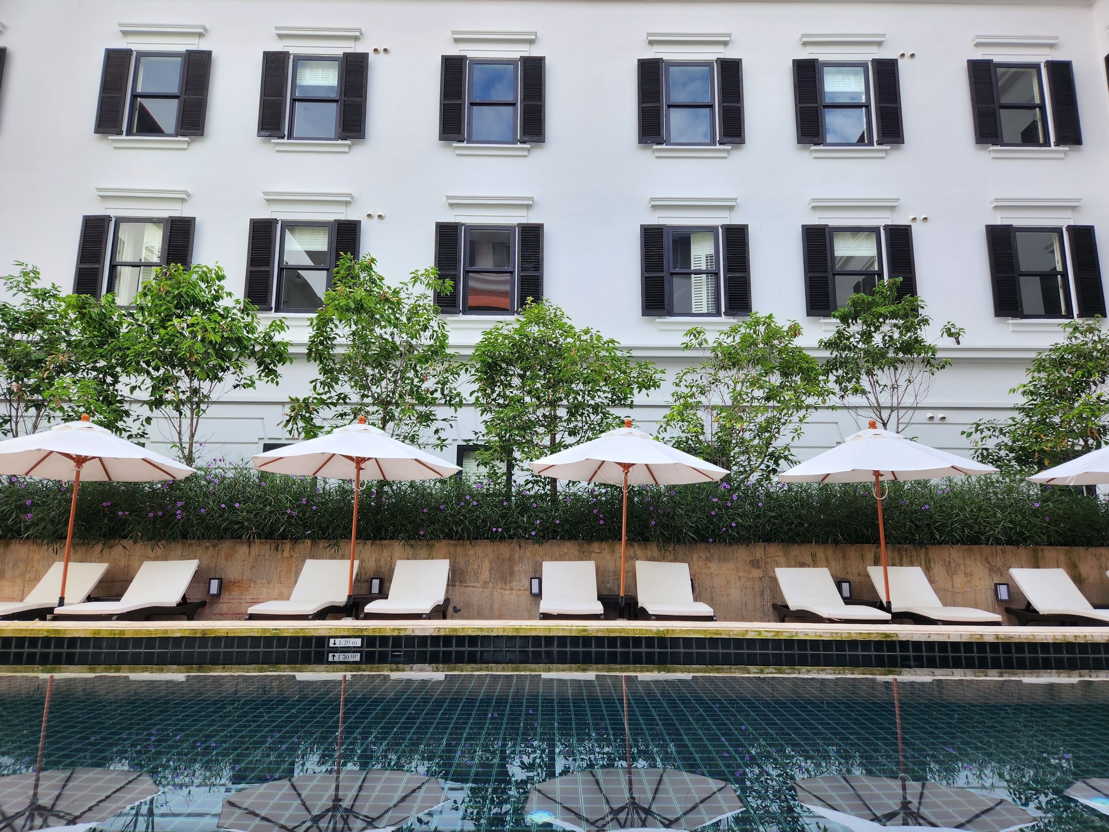 Piscina externa, funciona das 7h às 19h, guarda-sóis, espreguiçadeiras