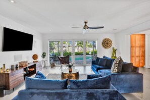 TV, books - Beautiful and renovated villa - 5mn from the beach (Pompano Beach)