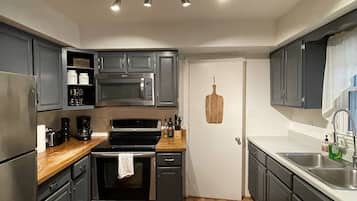 Køleskab, mikrobølgeovn, ovn, kogeplade