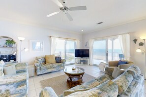TV, fireplace, DVD player, stereo - Dog-friendly beachfront gem - community pool, tennis, washer/dryer, central AC (St. George Island)