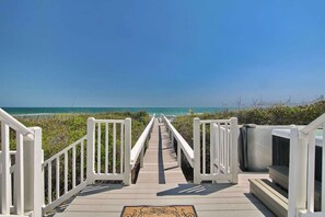 Property grounds - Dog-friendly beachfront gem - community pool, tennis, washer/dryer, central AC (St. George Island)