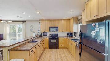 Refrigerador, microondas, horno, placa de cocina