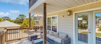 Charming dog-friendly home near the Bay with a pool, washer/dryer & central AC