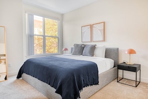 1 bedroom, iron/ironing board, WiFi, bed sheets - Hip Sunnyvale 1BR w/ Pool, A/C & W/D, nr highways, by Blueground (Sunnyvale)