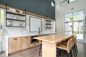 Kühlschrank, Mikrowelle, Ofen, Geschirrspüler